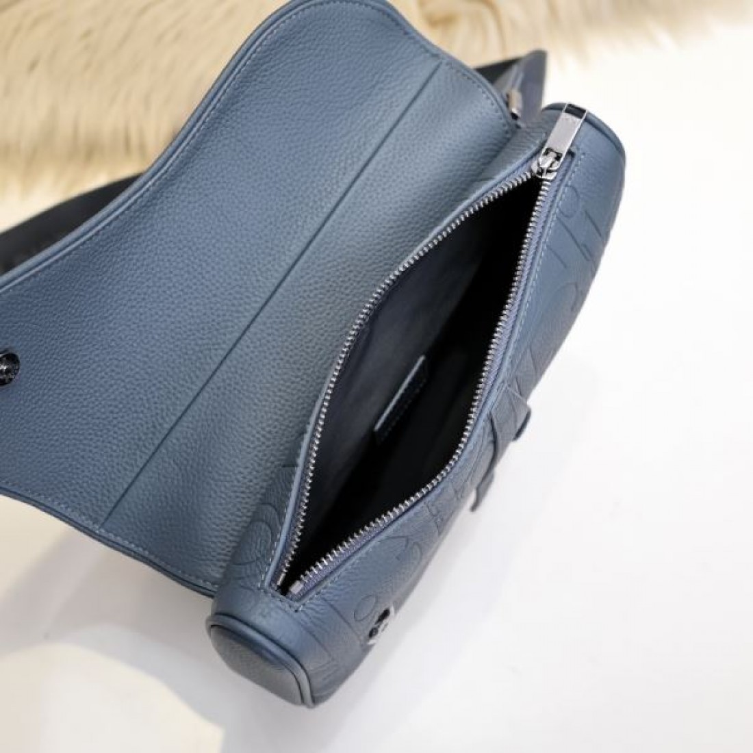 カジュアル エレガント Dior ディオール コピー クロスボディバッグ サドルバッグ レザーボディ 立体デザイン ロゴディテール 軽量設計 デイリー使い