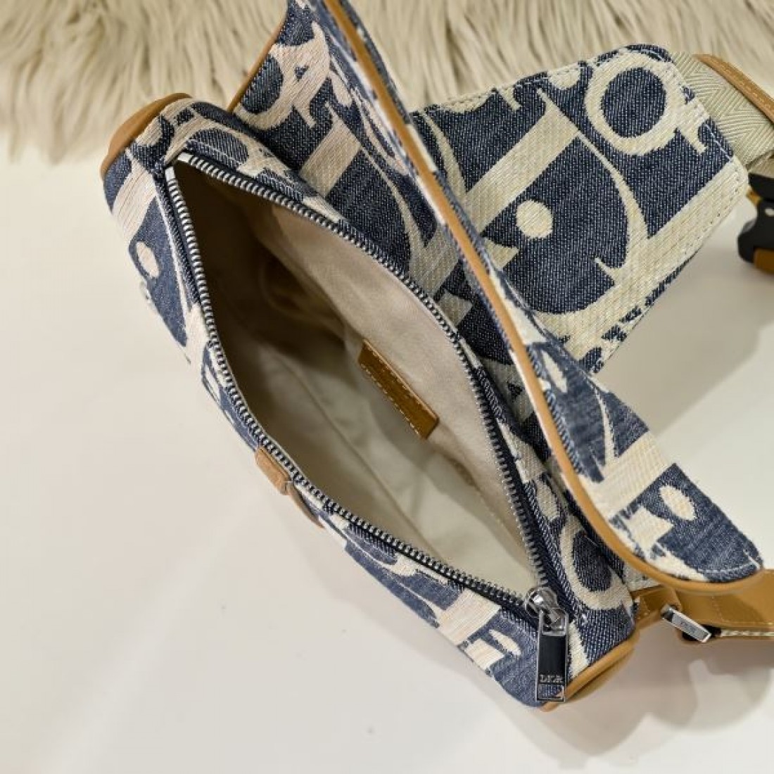 洗練 Dior ディオール コピー クロスボディバッグ オブリーク総柄 サドルバッグ フラップデザイン レザーアクセント 軽量 デイリー使い