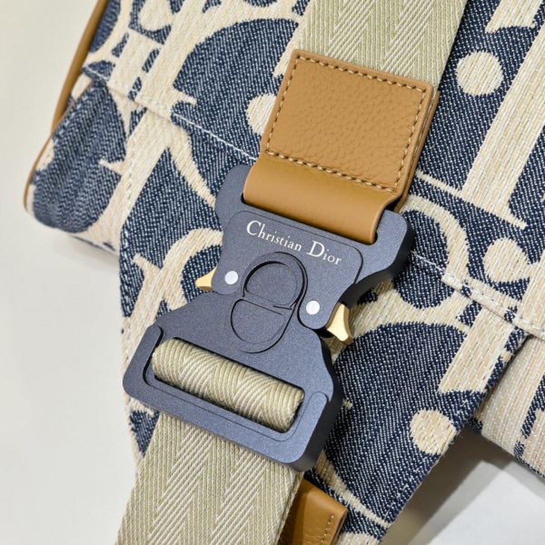洗練 Dior ディオール コピー クロスボディバッグ オブリーク総柄 サドルバッグ フラップデザイン レザーアクセント 軽量 デイリー使い