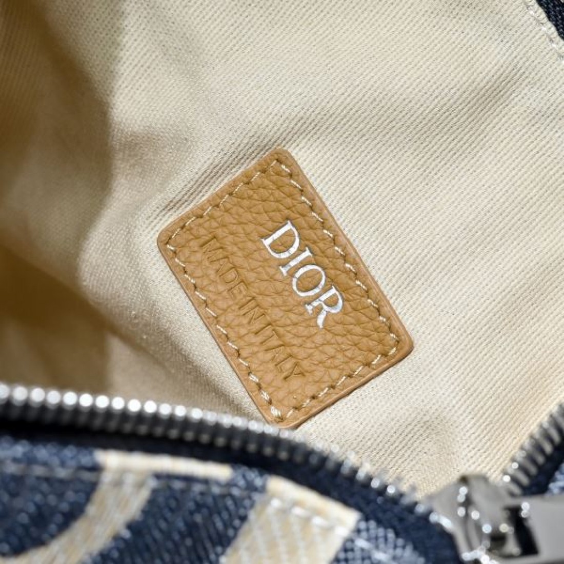 洗練 Dior ディオール コピー クロスボディバッグ オブリーク総柄 サドルバッグ フラップデザイン レザーアクセント 軽量 デイリー使い