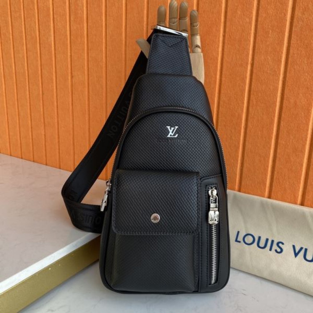 モード 機能性 Louis Vuitton ルイヴィトン コピー ワンショルダーバッグ レザーボディ スリムシルエット ダブル収納ポケット ジップ開閉 多層設計 日常万能