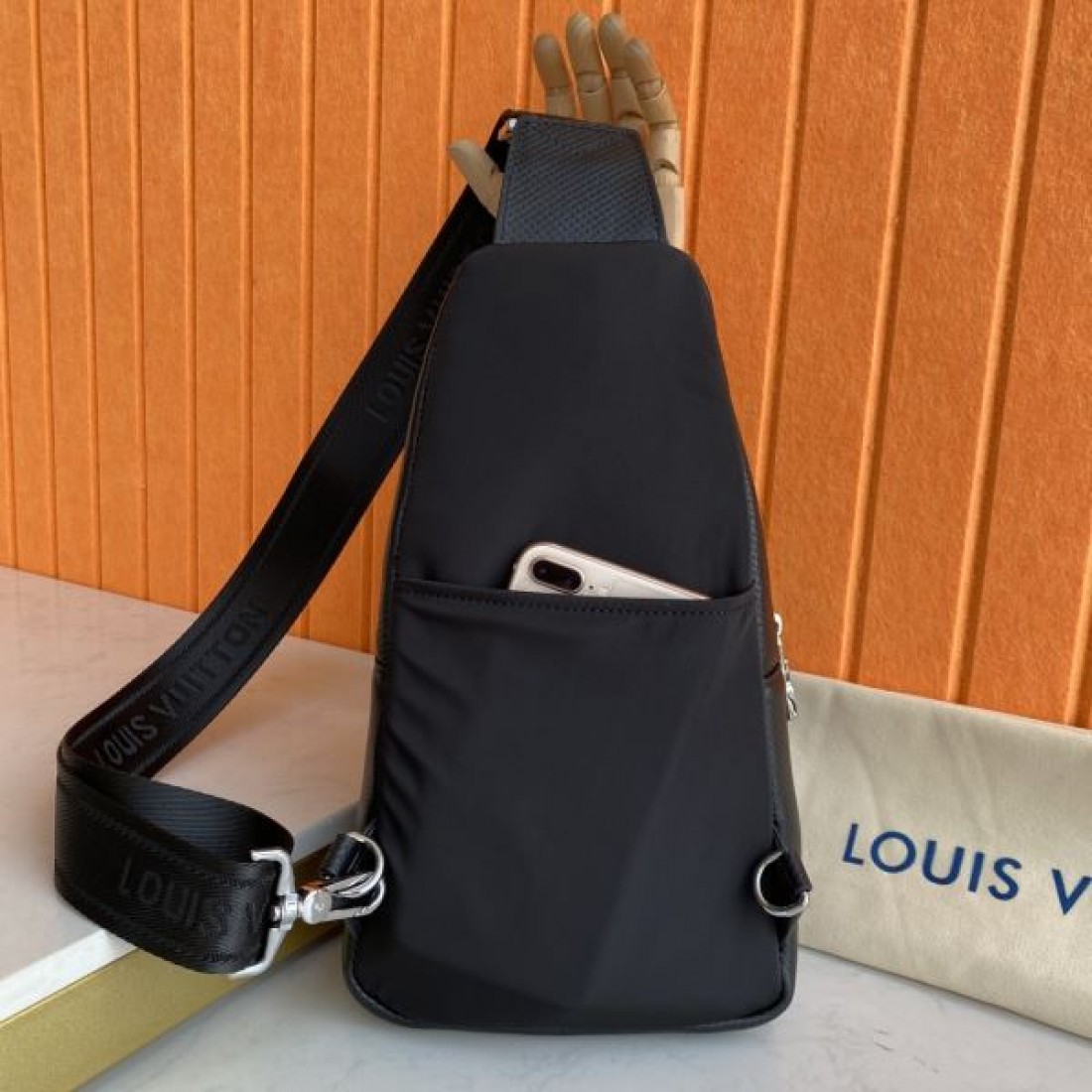 モード 機能性 Louis Vuitton ルイヴィトン コピー ワンショルダーバッグ レザーボディ スリムシルエット ダブル収納ポケット ジップ開閉 多層設計 日常万能