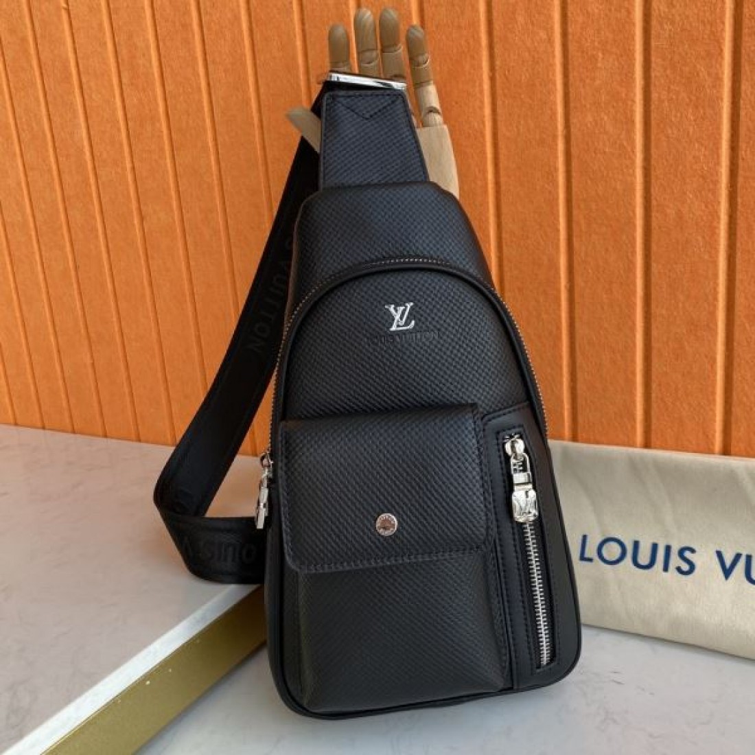 モード 機能性 Louis Vuitton ルイヴィトン コピー ワンショルダーバッグ レザーボディ スリムシルエット ダブル収納ポケット ジップ開閉 多層設計 日常万能