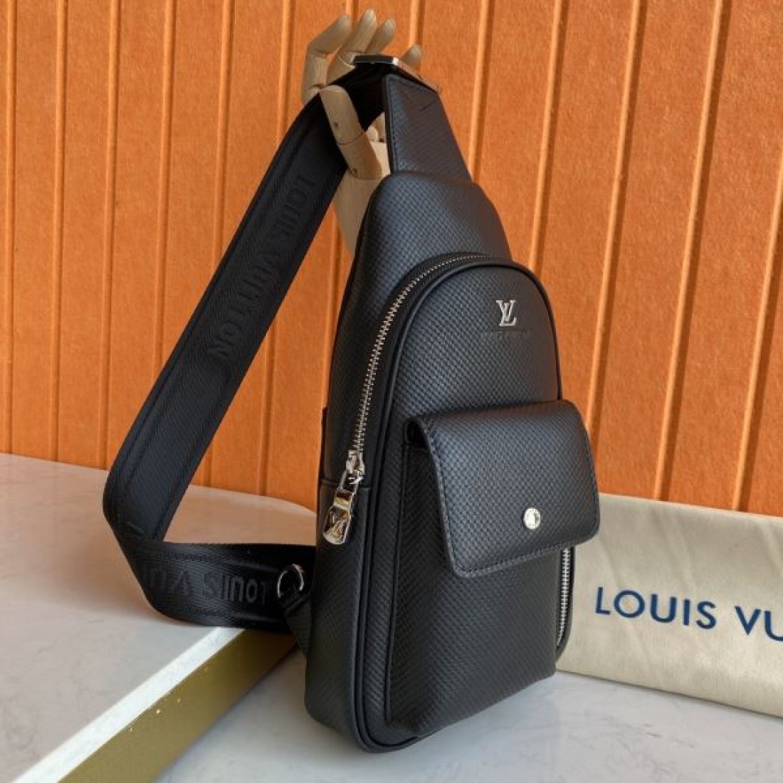 モード 機能性 Louis Vuitton ルイヴィトン コピー ワンショルダーバッグ レザーボディ スリムシルエット ダブル収納ポケット ジップ開閉 多層設計 日常万能