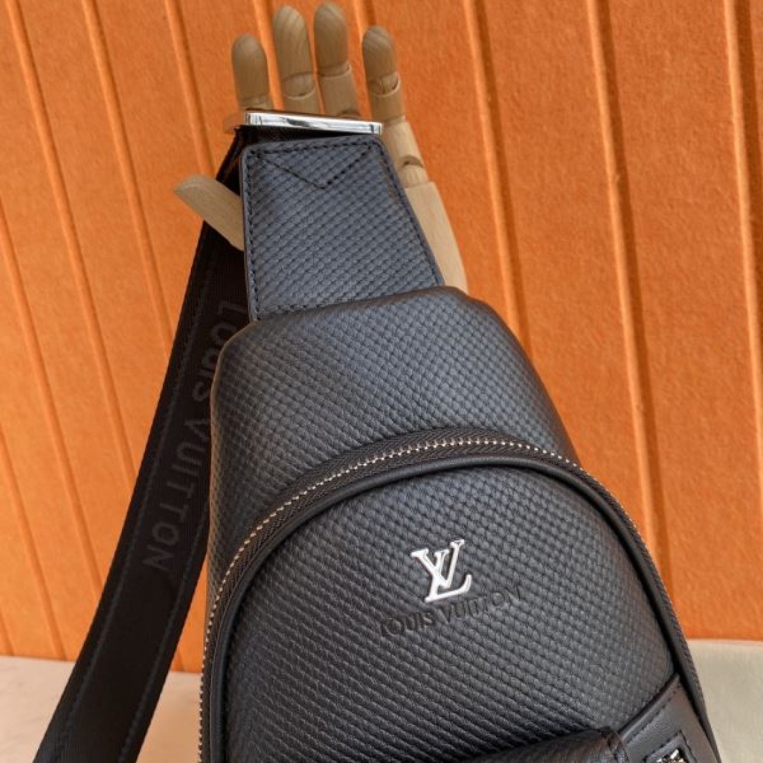 モード 機能性 Louis Vuitton ルイヴィトン コピー ワンショルダーバッグ レザーボディ スリムシルエット ダブル収納ポケット ジップ開閉 多層設計 日常万能