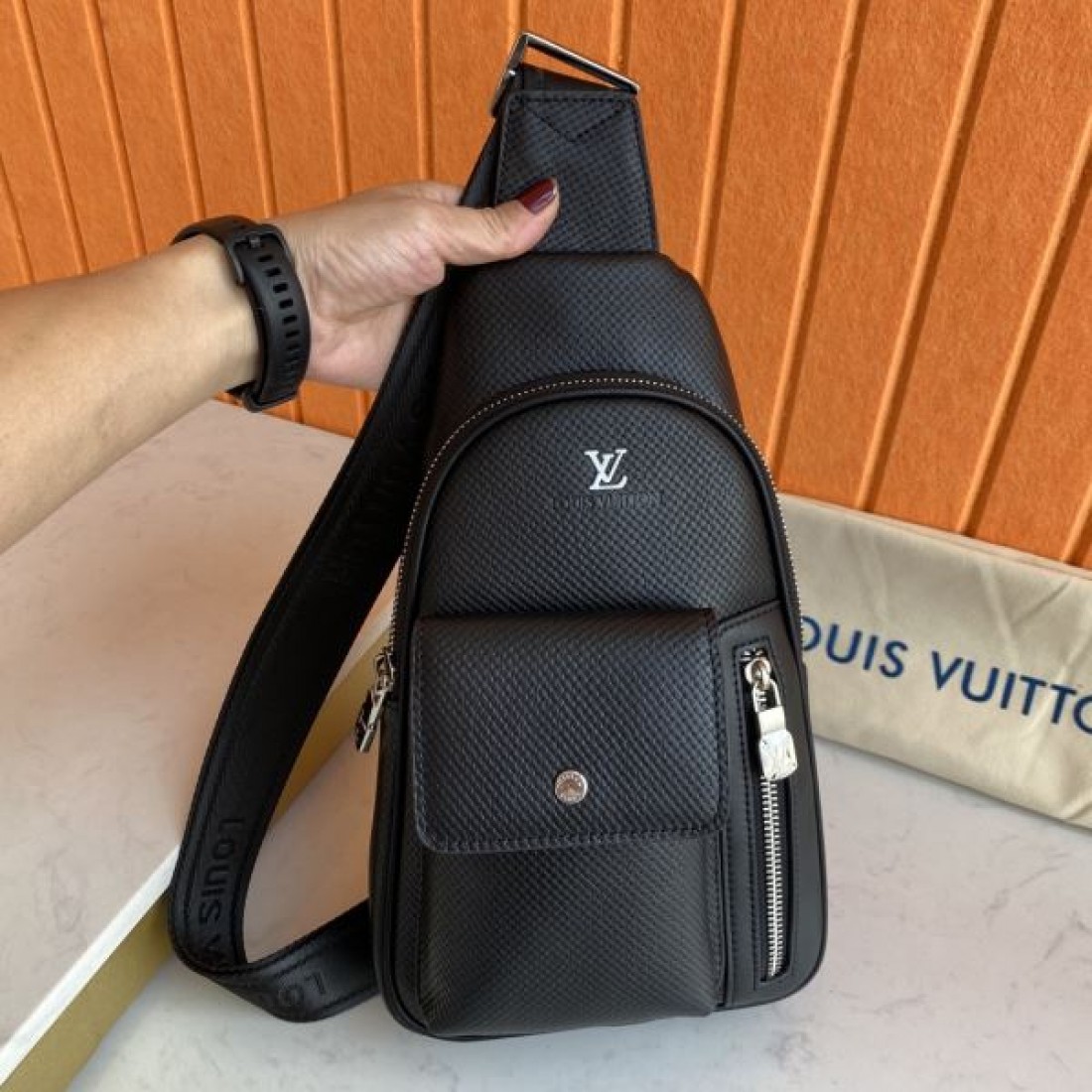 モード 機能性 Louis Vuitton ルイヴィトン コピー ワンショルダーバッグ レザーボディ スリムシルエット ダブル収納ポケット ジップ開閉 多層設計 日常万能
