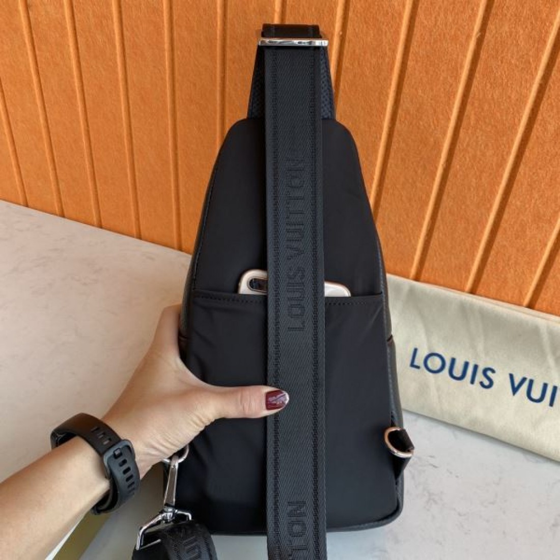 モード 機能性 Louis Vuitton ルイヴィトン コピー ワンショルダーバッグ レザーボディ スリムシルエット ダブル収納ポケット ジップ開閉 多層設計 日常万能