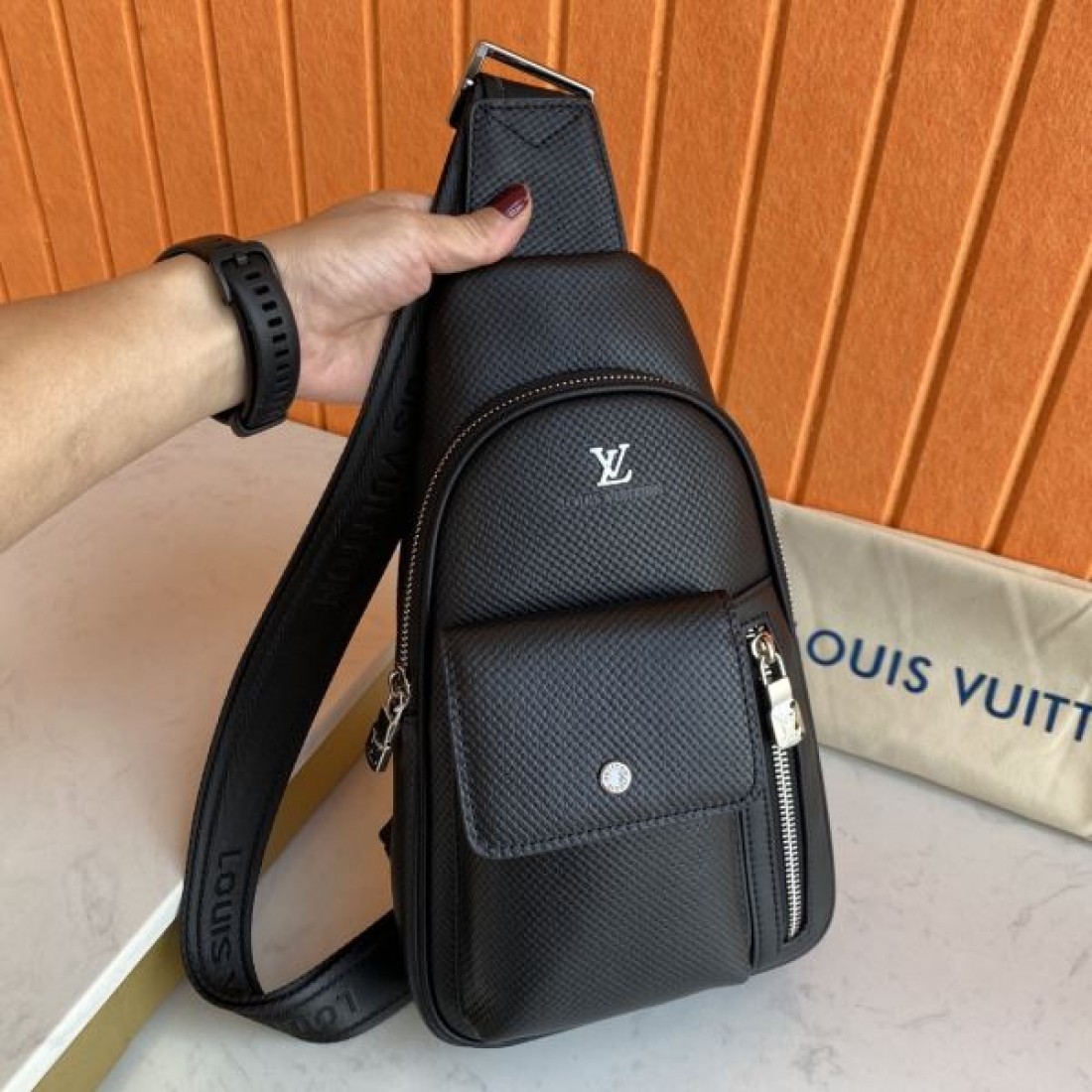 モード 機能性 Louis Vuitton ルイヴィトン コピー ワンショルダーバッグ レザーボディ スリムシルエット ダブル収納ポケット ジップ開閉 多層設計 日常万能