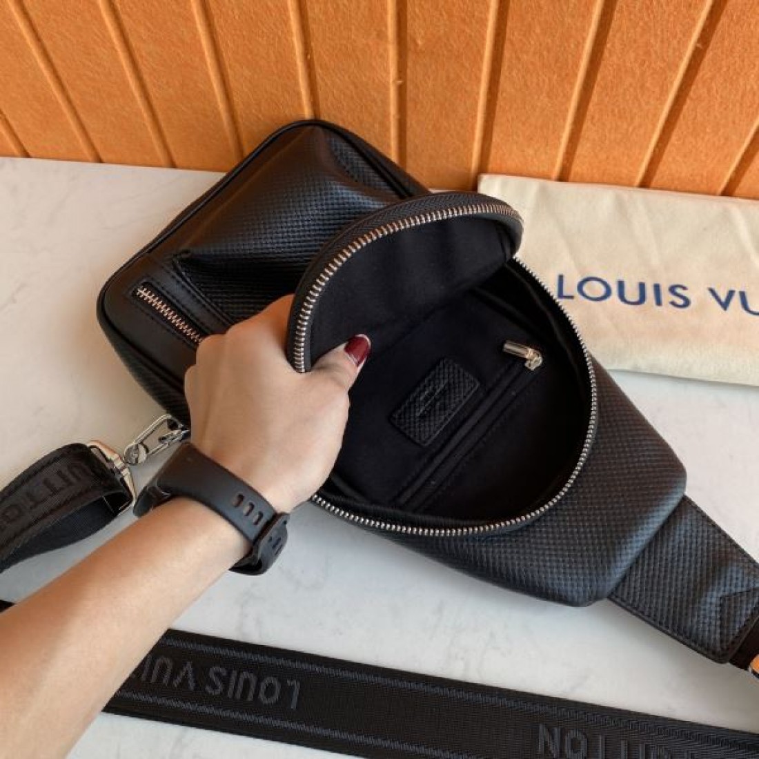 モード 機能性 Louis Vuitton ルイヴィトン コピー ワンショルダーバッグ レザーボディ スリムシルエット ダブル収納ポケット ジップ開閉 多層設計 日常万能