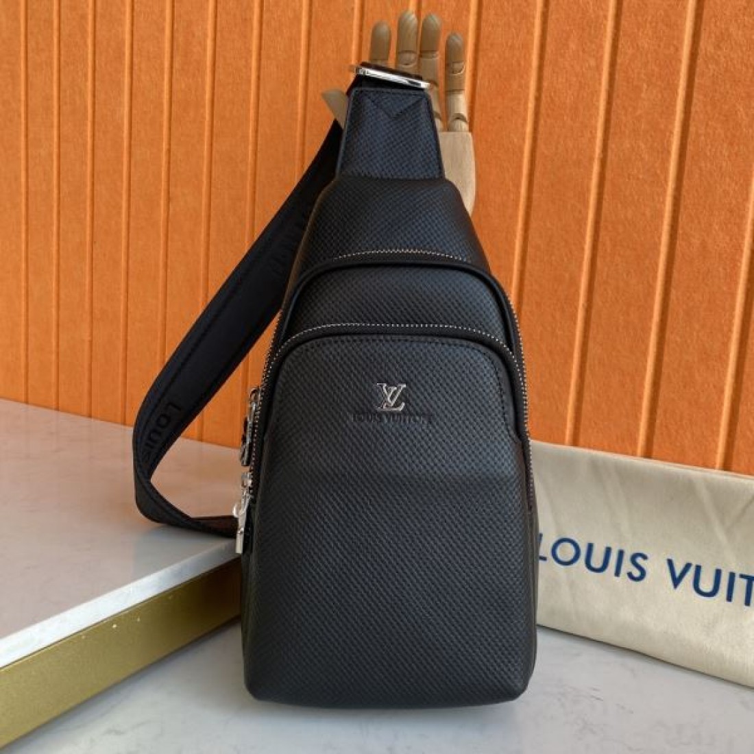 スポーティ ミニマル Louis Vuitton ルイヴィトン コピー ボディバッグ ダミエアンフィニレザー スリングバッグ 縦型シルエット ダブルジップ収納 型押しロゴ 軽量設計