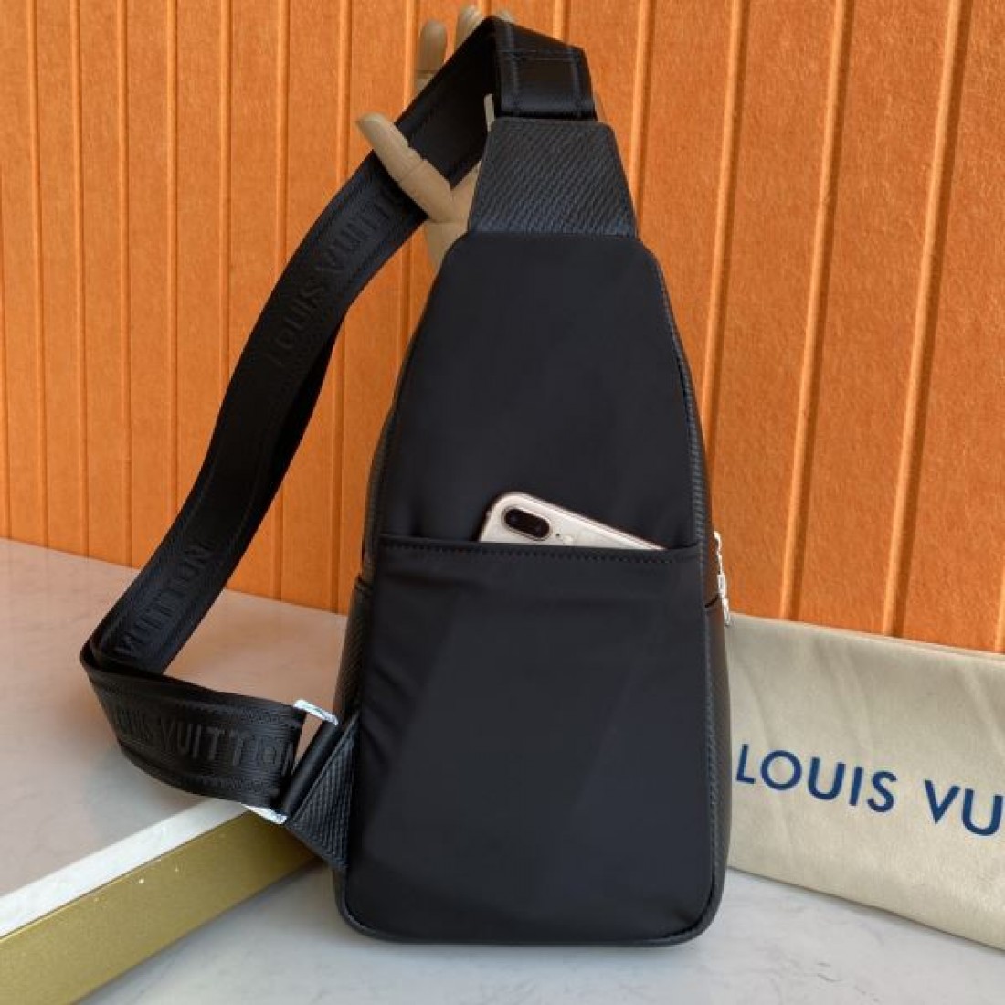 スポーティ ミニマル Louis Vuitton ルイヴィトン コピー ボディバッグ ダミエアンフィニレザー スリングバッグ 縦型シルエット ダブルジップ収納 型押しロゴ 軽量設計