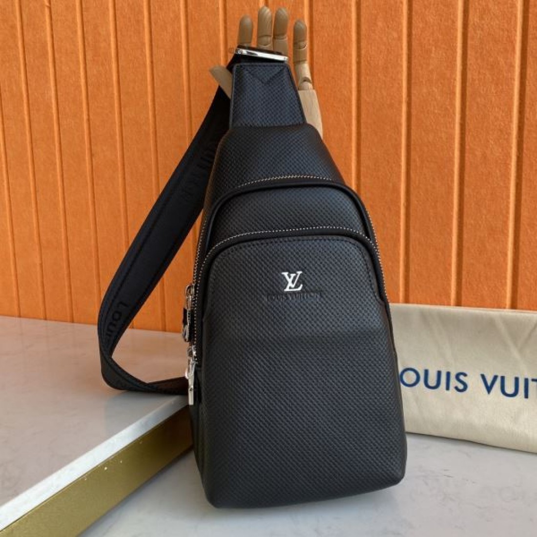 スポーティ ミニマル Louis Vuitton ルイヴィトン コピー ボディバッグ ダミエアンフィニレザー スリングバッグ 縦型シルエット ダブルジップ収納 型押しロゴ 軽量設計