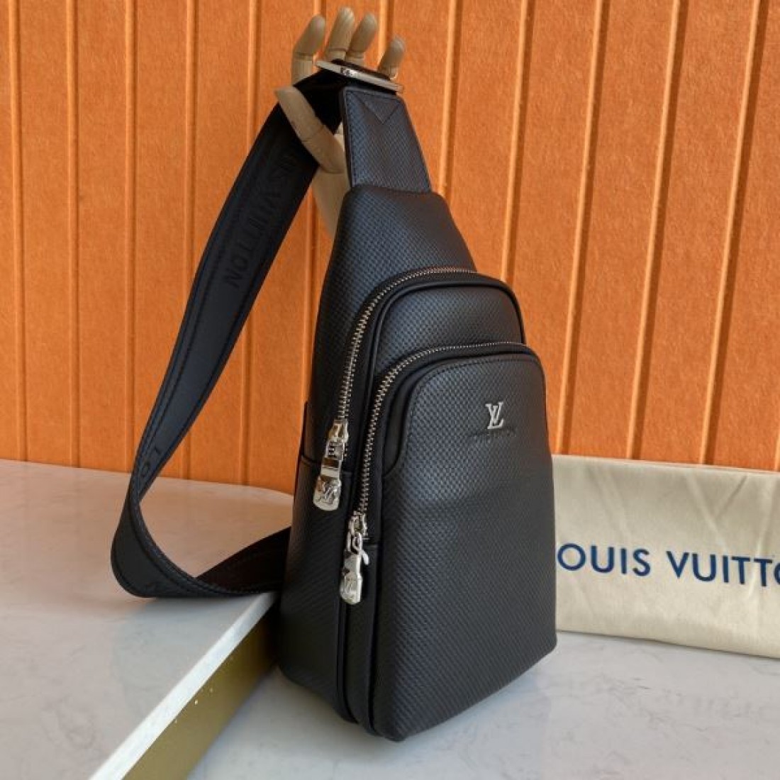 スポーティ ミニマル Louis Vuitton ルイヴィトン コピー ボディバッグ ダミエアンフィニレザー スリングバッグ 縦型シルエット ダブルジップ収納 型押しロゴ 軽量設計