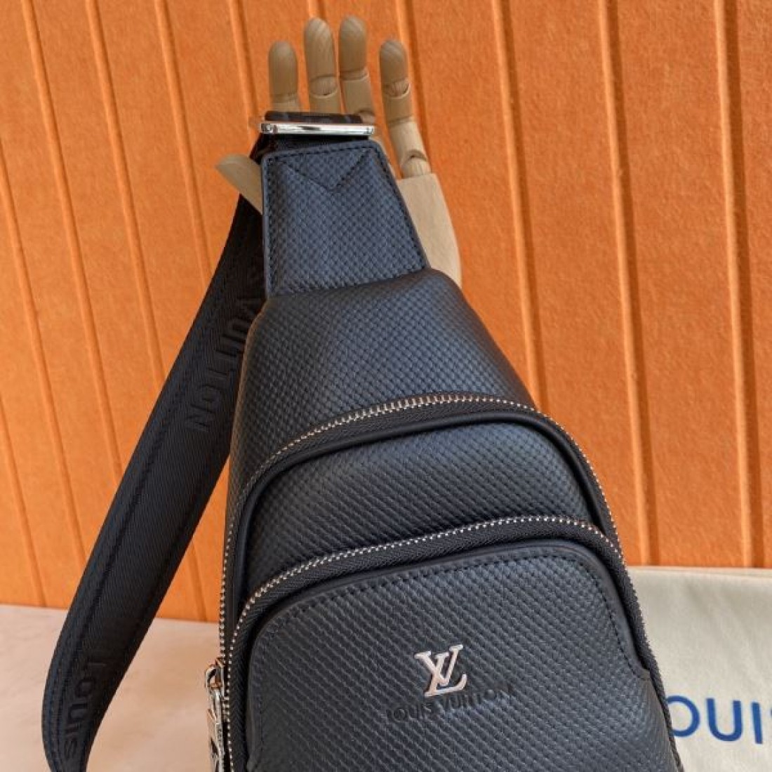 スポーティ ミニマル Louis Vuitton ルイヴィトン コピー ボディバッグ ダミエアンフィニレザー スリングバッグ 縦型シルエット ダブルジップ収納 型押しロゴ 軽量設計