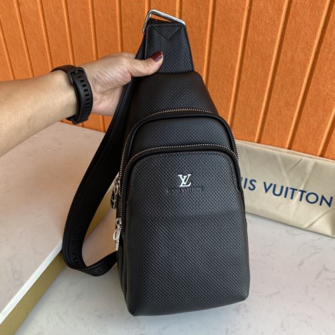 スポーティ ミニマル Louis Vuitton ルイヴィトン コピー ボディバッグ ダミエアンフィニレザー スリングバッグ 縦型シルエット ダブルジップ収納 型押しロゴ 軽量設計