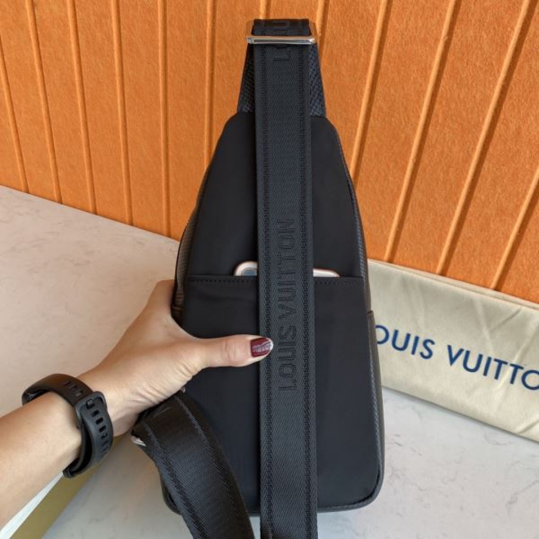 スポーティ ミニマル Louis Vuitton ルイヴィトン コピー ボディバッグ ダミエアンフィニレザー スリングバッグ 縦型シルエット ダブルジップ収納 型押しロゴ 軽量設計