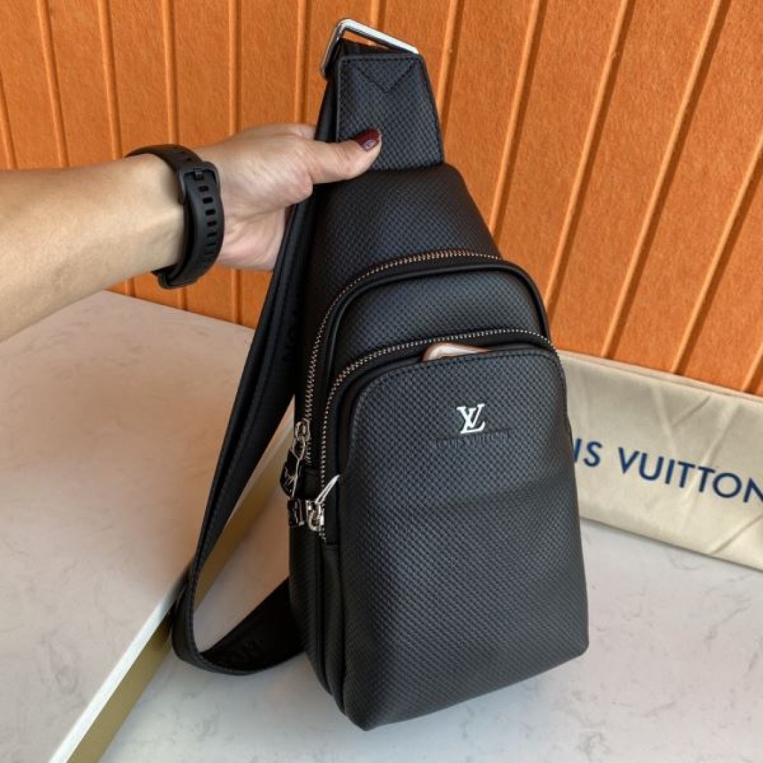 スポーティ ミニマル Louis Vuitton ルイヴィトン コピー ボディバッグ ダミエアンフィニレザー スリングバッグ 縦型シルエット ダブルジップ収納 型押しロゴ 軽量設計
