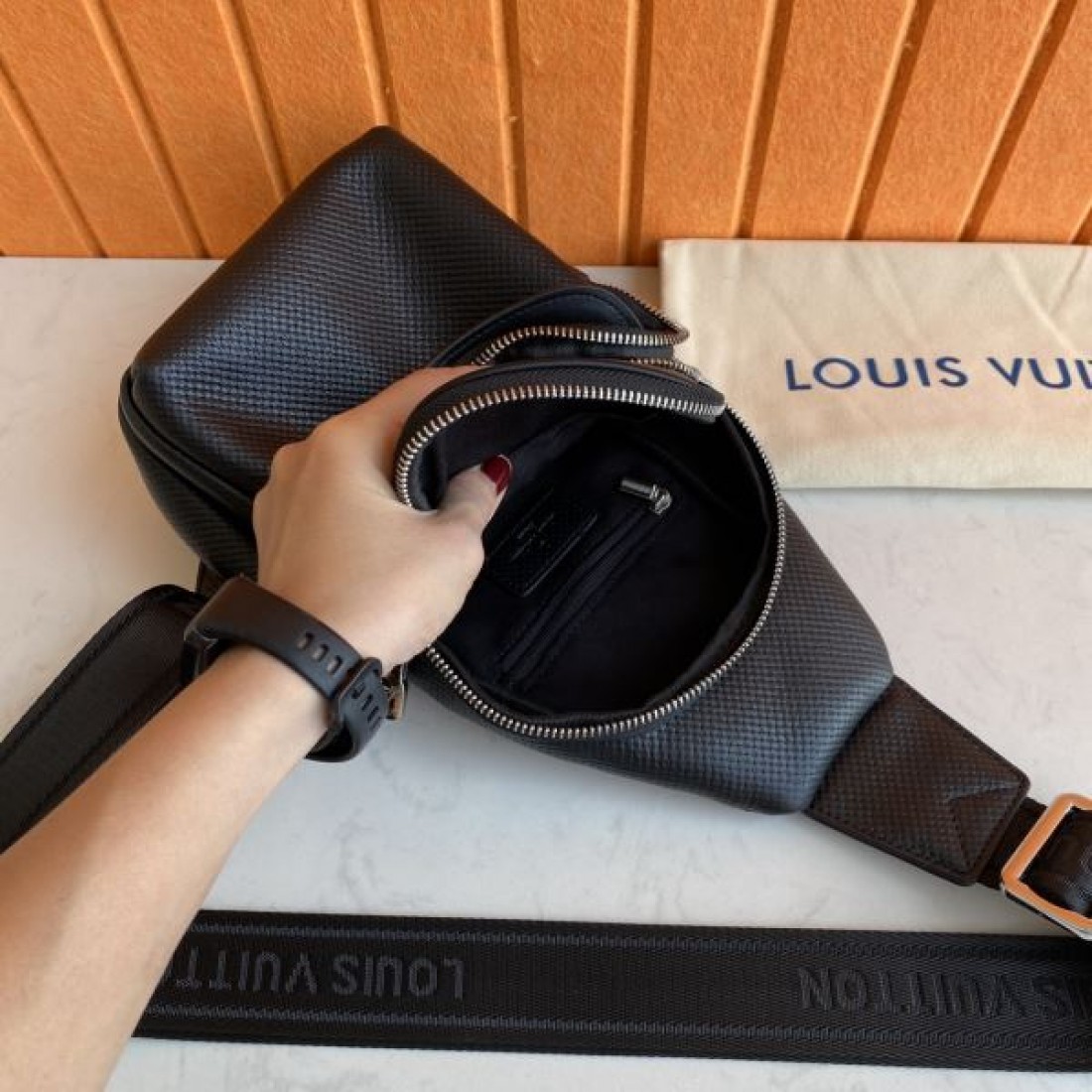 スポーティ ミニマル Louis Vuitton ルイヴィトン コピー ボディバッグ ダミエアンフィニレザー スリングバッグ 縦型シルエット ダブルジップ収納 型押しロゴ 軽量設計