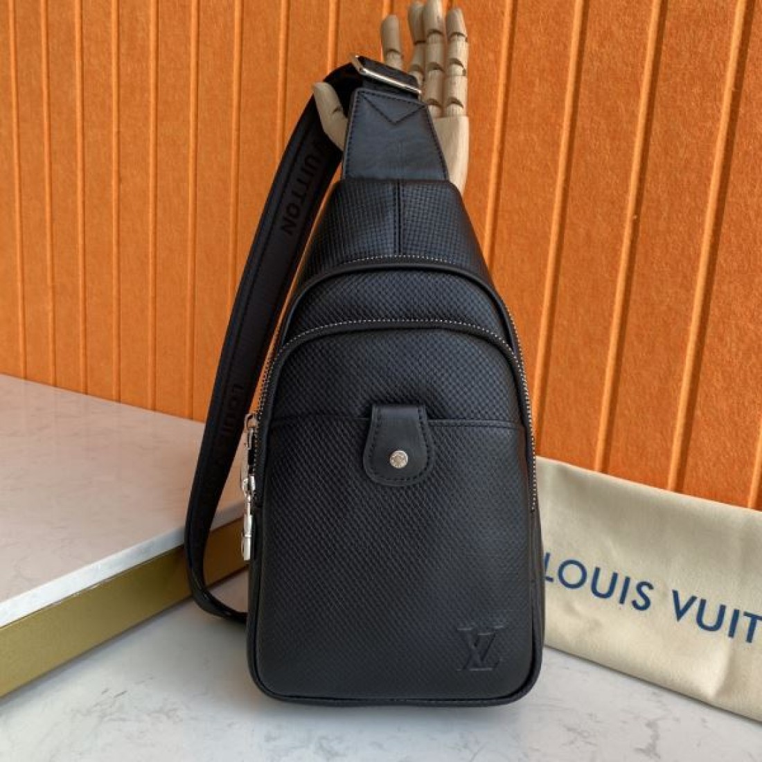 スポーティ クラシック Louis Vuitton ルイヴィトン コピー ボディバッグ ダミエアンフィニレザー スリングバッグ 縦型フォルム フロントポケット 型押しロゴ 軽量設計