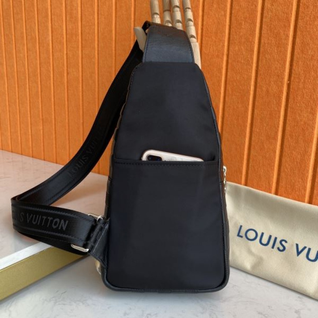 スポーティ クラシック Louis Vuitton ルイヴィトン コピー ボディバッグ ダミエアンフィニレザー スリングバッグ 縦型フォルム フロントポケット 型押しロゴ 軽量設計