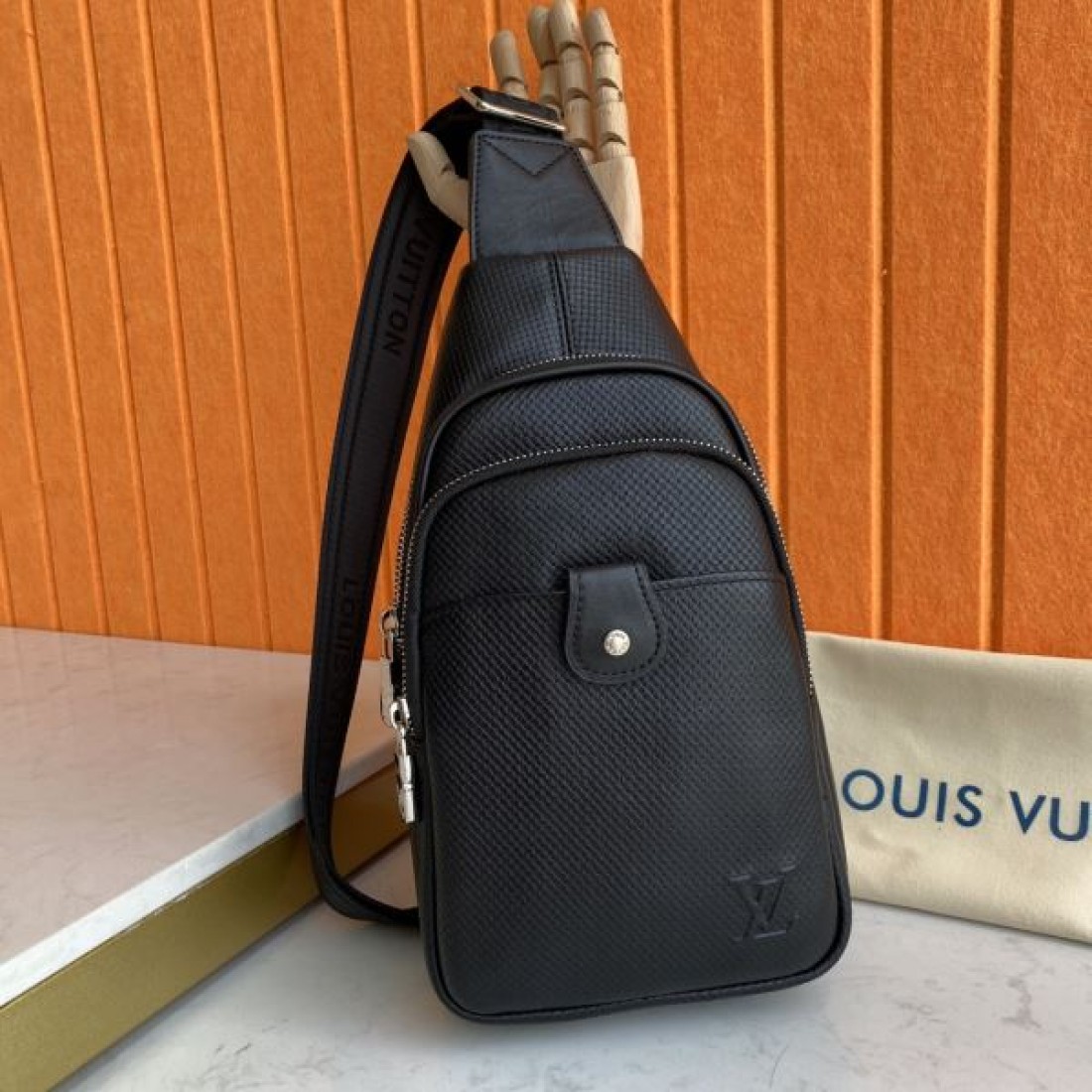 スポーティ クラシック Louis Vuitton ルイヴィトン コピー ボディバッグ ダミエアンフィニレザー スリングバッグ 縦型フォルム フロントポケット 型押しロゴ 軽量設計