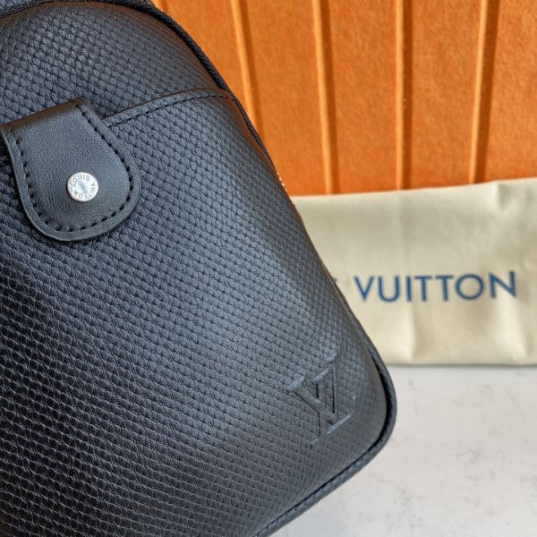 スポーティ クラシック Louis Vuitton ルイヴィトン コピー ボディバッグ ダミエアンフィニレザー スリングバッグ 縦型フォルム フロントポケット 型押しロゴ 軽量設計