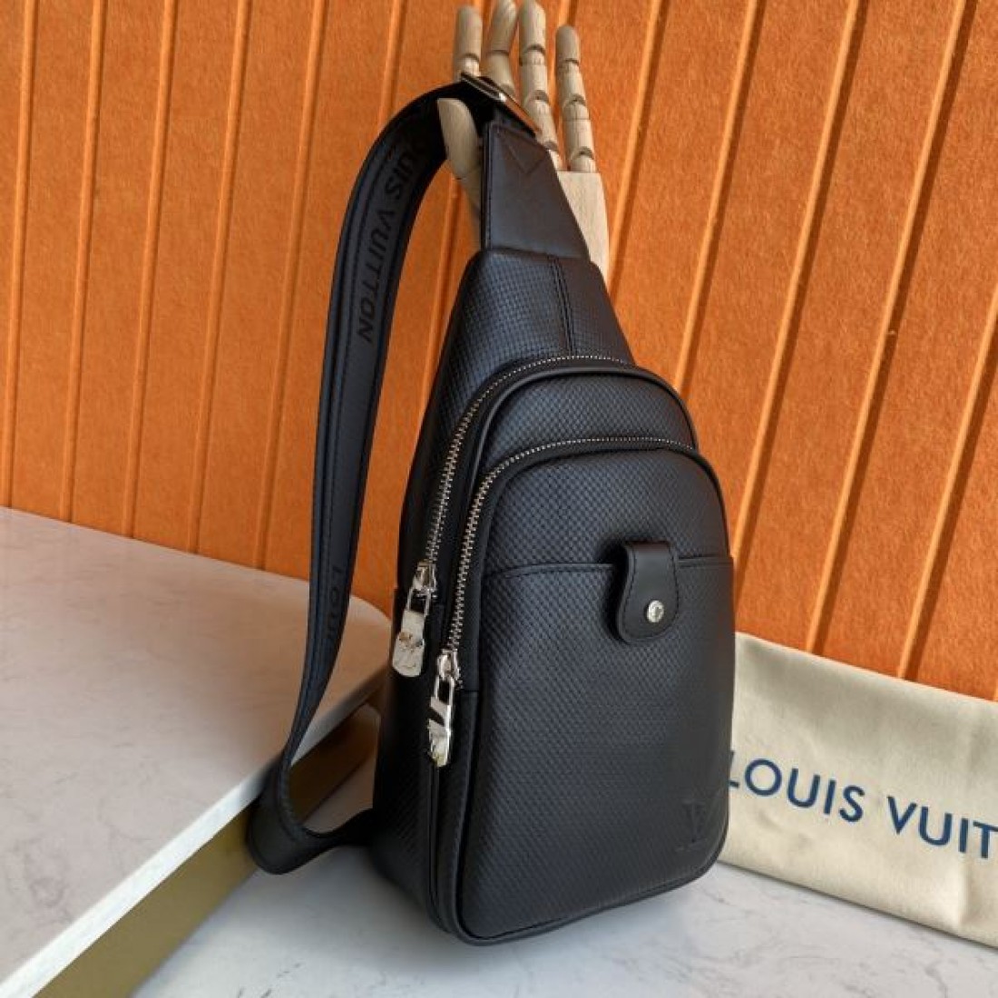 スポーティ クラシック Louis Vuitton ルイヴィトン コピー ボディバッグ ダミエアンフィニレザー スリングバッグ 縦型フォルム フロントポケット 型押しロゴ 軽量設計