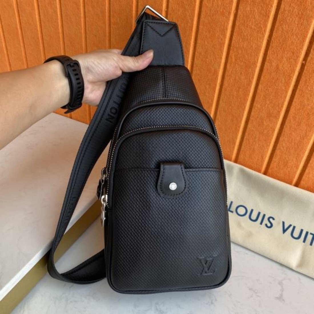 スポーティ クラシック Louis Vuitton ルイヴィトン コピー ボディバッグ ダミエアンフィニレザー スリングバッグ 縦型フォルム フロントポケット 型押しロゴ 軽量設計