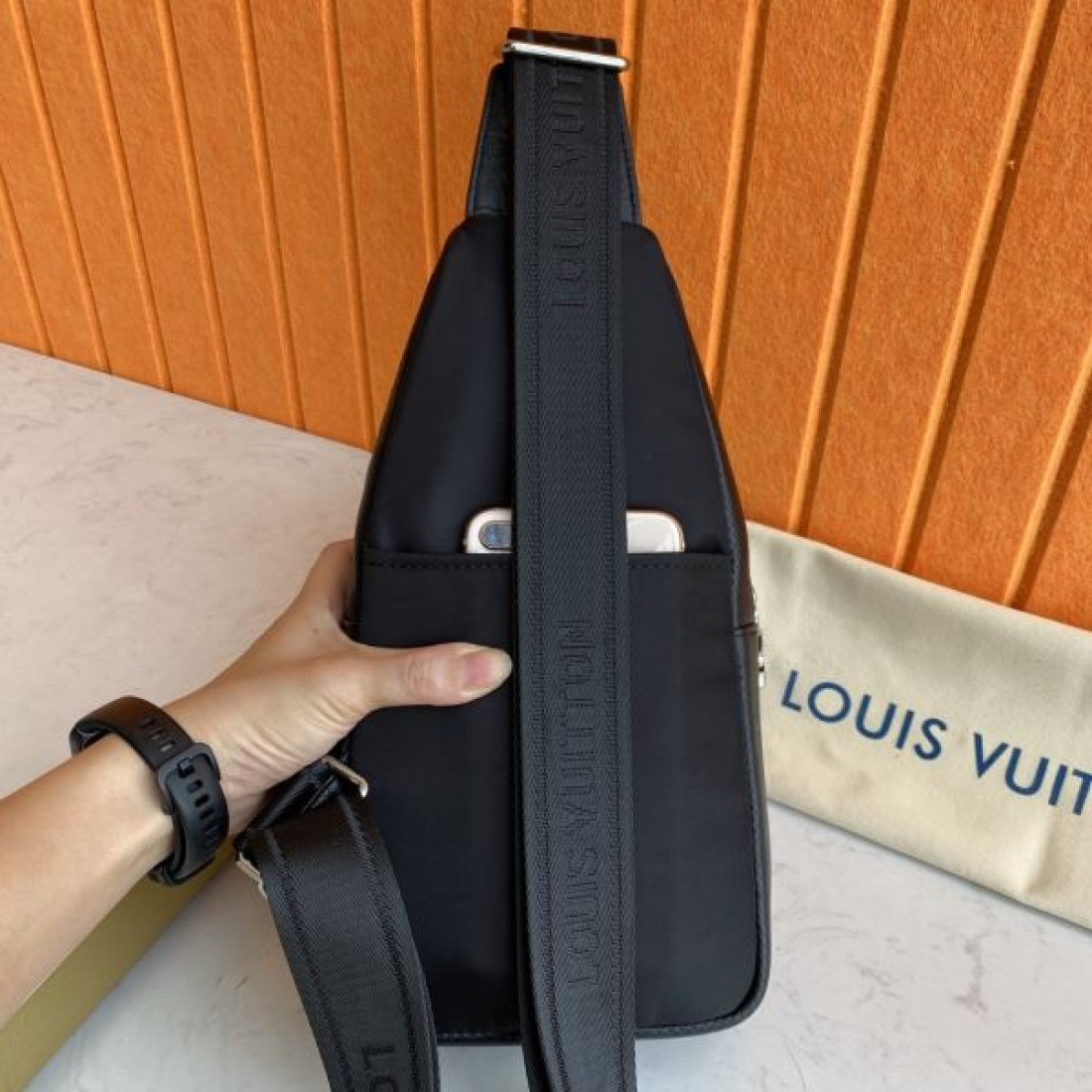 スポーティ クラシック Louis Vuitton ルイヴィトン コピー ボディバッグ ダミエアンフィニレザー スリングバッグ 縦型フォルム フロントポケット 型押しロゴ 軽量設計