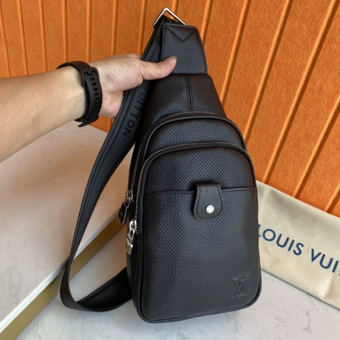 スポーティ クラシック Louis Vuitton ルイヴィトン コピー ボディバッグ ダミエアンフィニレザー スリングバッグ 縦型フォルム フロントポケット 型押しロゴ 軽量設計