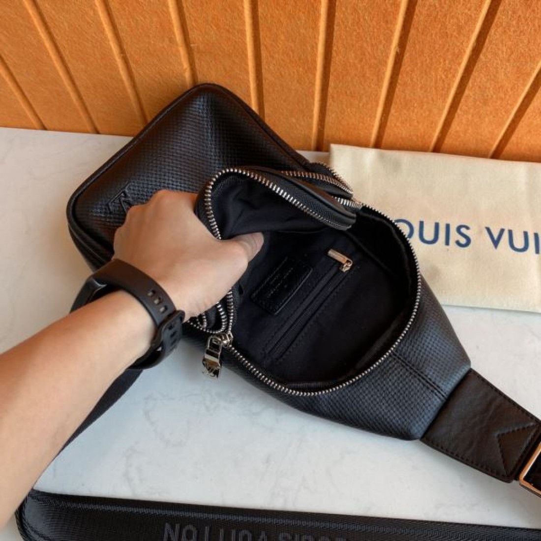スポーティ クラシック Louis Vuitton ルイヴィトン コピー ボディバッグ ダミエアンフィニレザー スリングバッグ 縦型フォルム フロントポケット 型押しロゴ 軽量設計
