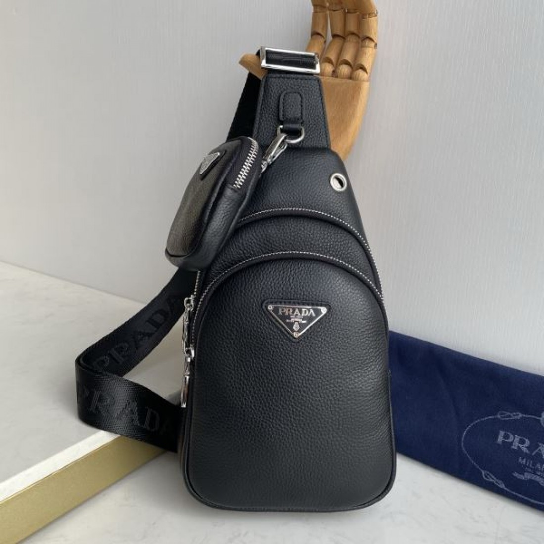 スポーティ 高級感 PRADA プラダ コピー ボディバッグ レザー素材 スリングバッグ ラウンドフォルム ダブルジップ 多機能ポケット ロゴプレート 軽量設計