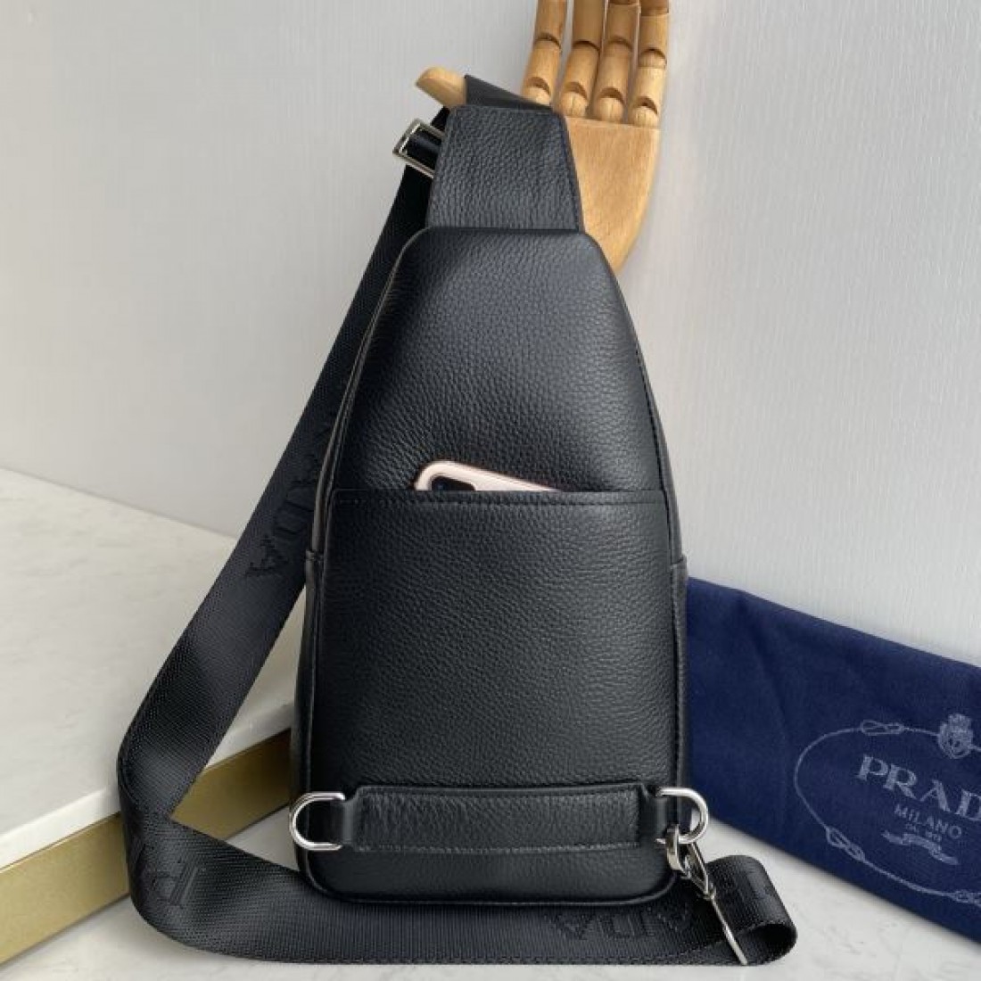スポーティ 高級感 PRADA プラダ コピー ボディバッグ レザー素材 スリングバッグ ラウンドフォルム ダブルジップ 多機能ポケット ロゴプレート 軽量設計