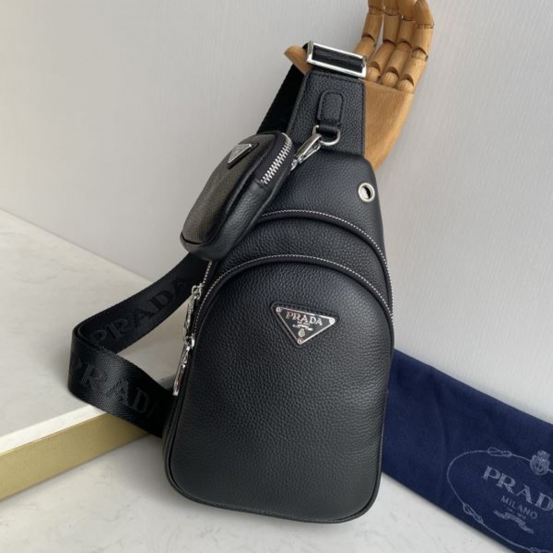 スポーティ 高級感 PRADA プラダ コピー ボディバッグ レザー素材 スリングバッグ ラウンドフォルム ダブルジップ 多機能ポケット ロゴプレート 軽量設計