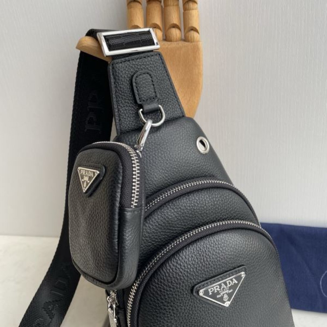 スポーティ 高級感 PRADA プラダ コピー ボディバッグ レザー素材 スリングバッグ ラウンドフォルム ダブルジップ 多機能ポケット ロゴプレート 軽量設計