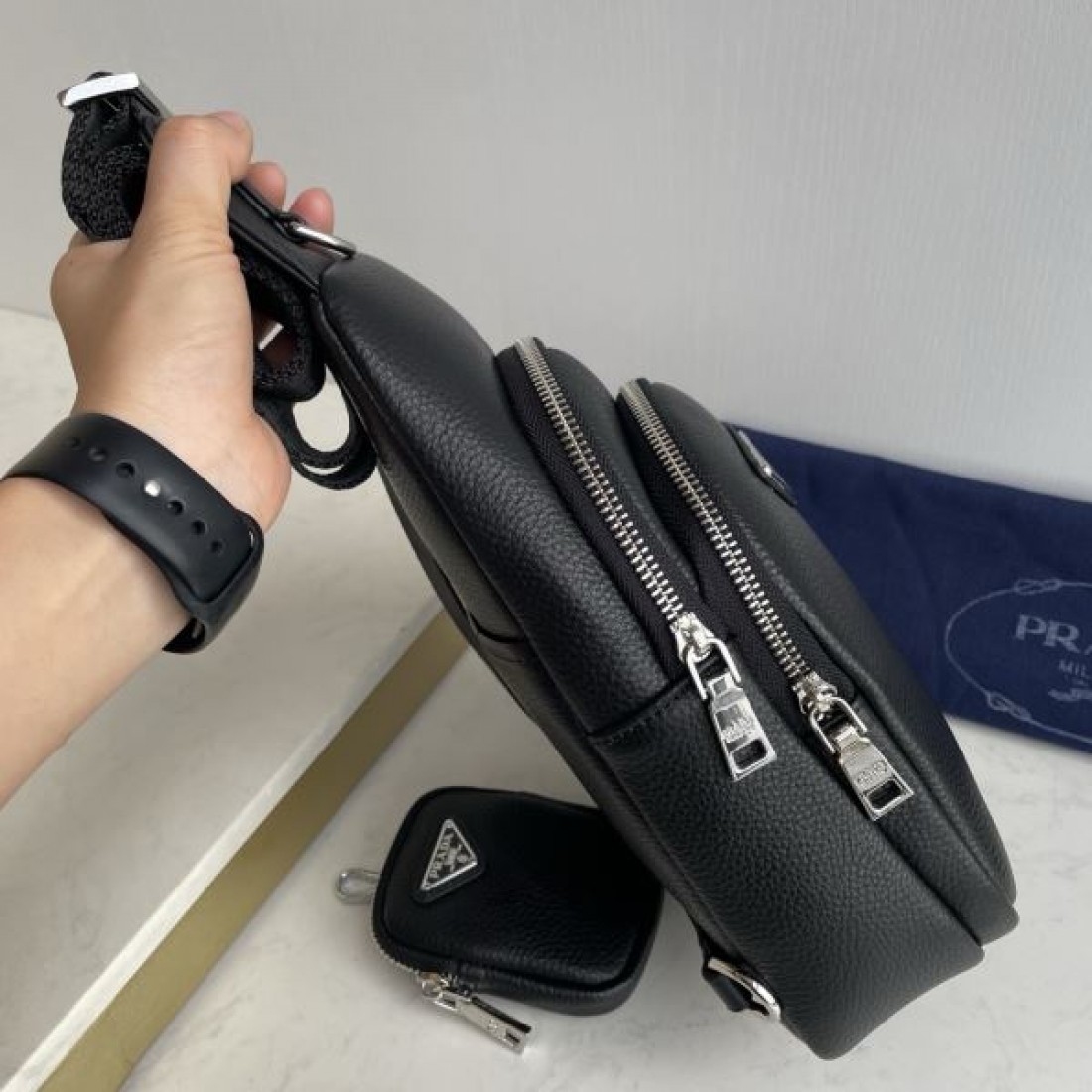スポーティ 高級感 PRADA プラダ コピー ボディバッグ レザー素材 スリングバッグ ラウンドフォルム ダブルジップ 多機能ポケット ロゴプレート 軽量設計