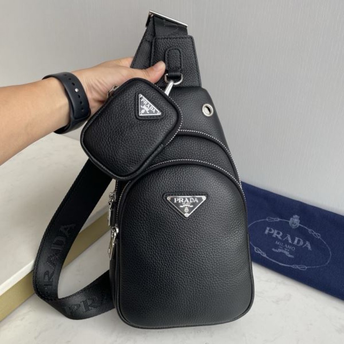 スポーティ 高級感 PRADA プラダ コピー ボディバッグ レザー素材 スリングバッグ ラウンドフォルム ダブルジップ 多機能ポケット ロゴプレート 軽量設計