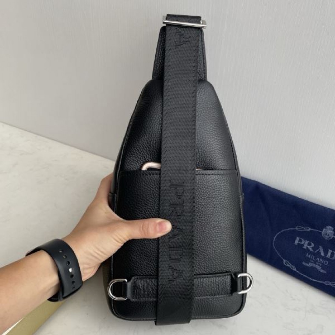 スポーティ 高級感 PRADA プラダ コピー ボディバッグ レザー素材 スリングバッグ ラウンドフォルム ダブルジップ 多機能ポケット ロゴプレート 軽量設計