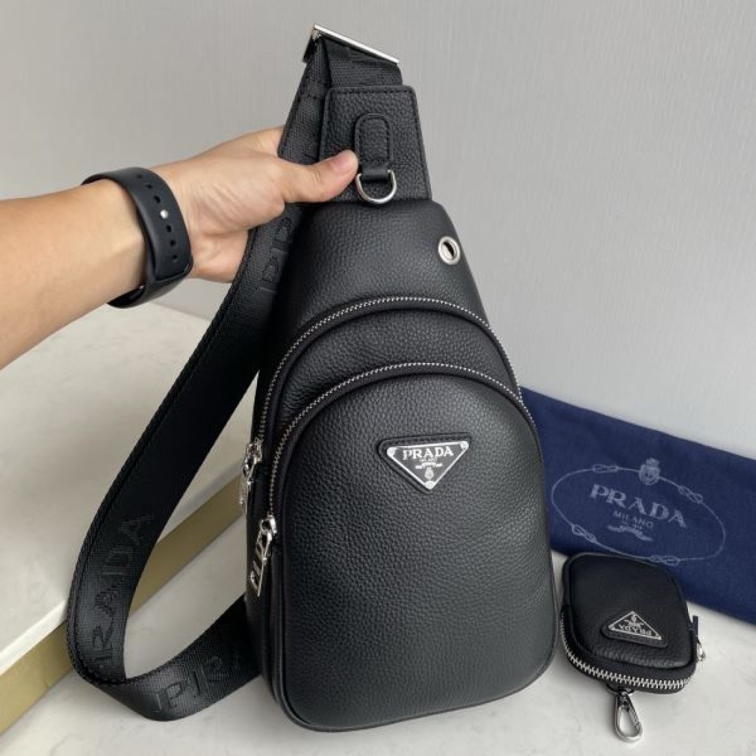 スポーティ 高級感 PRADA プラダ コピー ボディバッグ レザー素材 スリングバッグ ラウンドフォルム ダブルジップ 多機能ポケット ロゴプレート 軽量設計