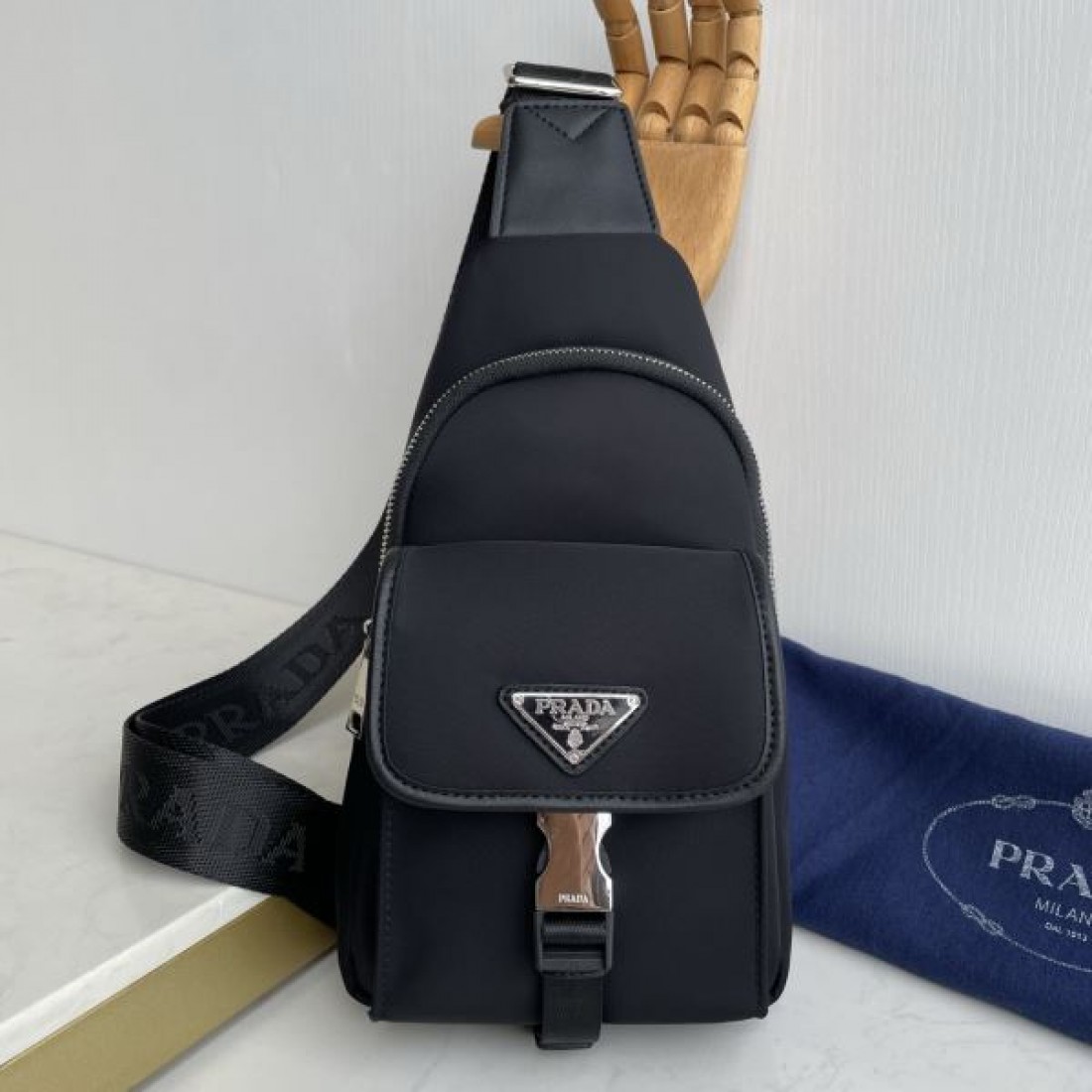 モード 洗練 PRADA プラダ コピー ワンショルダーバッグ ナイロンボディ スリムシルエット フロントジップ収納 多機能ポケット 日常万能