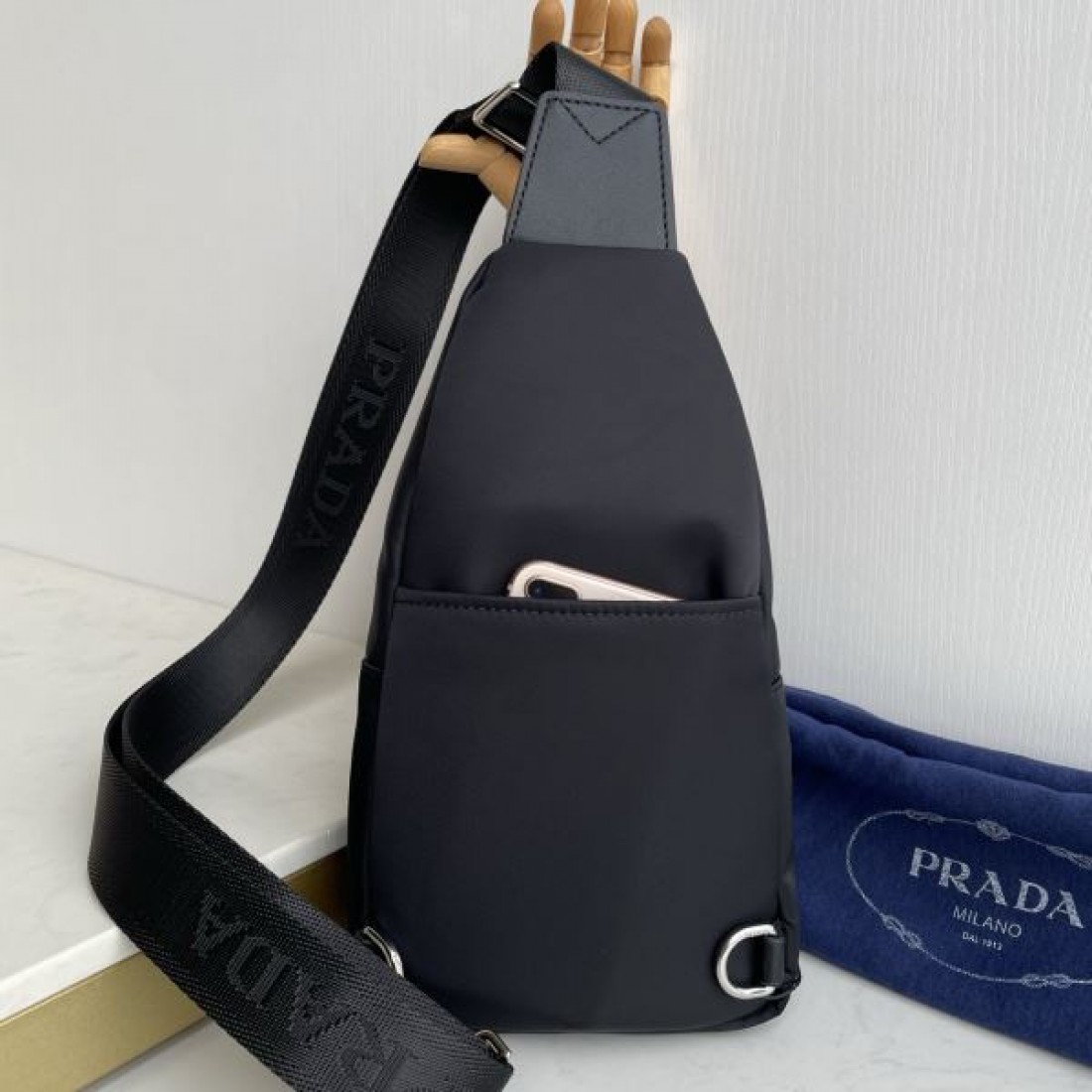 モード 洗練 PRADA プラダ コピー ワンショルダーバッグ ナイロンボディ スリムシルエット フロントジップ収納 多機能ポケット 日常万能