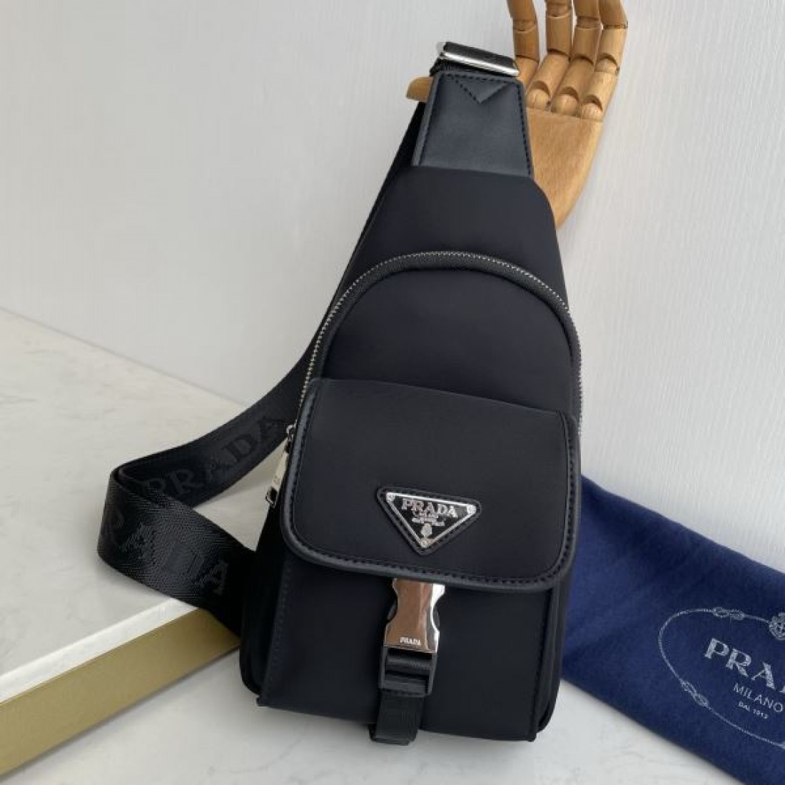 モード 洗練 PRADA プラダ コピー ワンショルダーバッグ ナイロンボディ スリムシルエット フロントジップ収納 多機能ポケット 日常万能