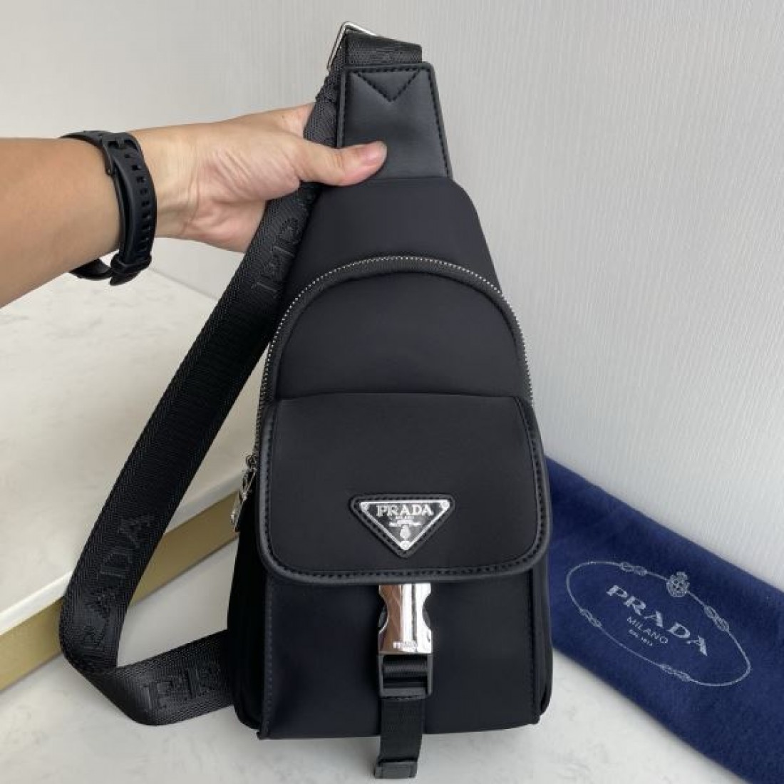 モード 洗練 PRADA プラダ コピー ワンショルダーバッグ ナイロンボディ スリムシルエット フロントジップ収納 多機能ポケット 日常万能