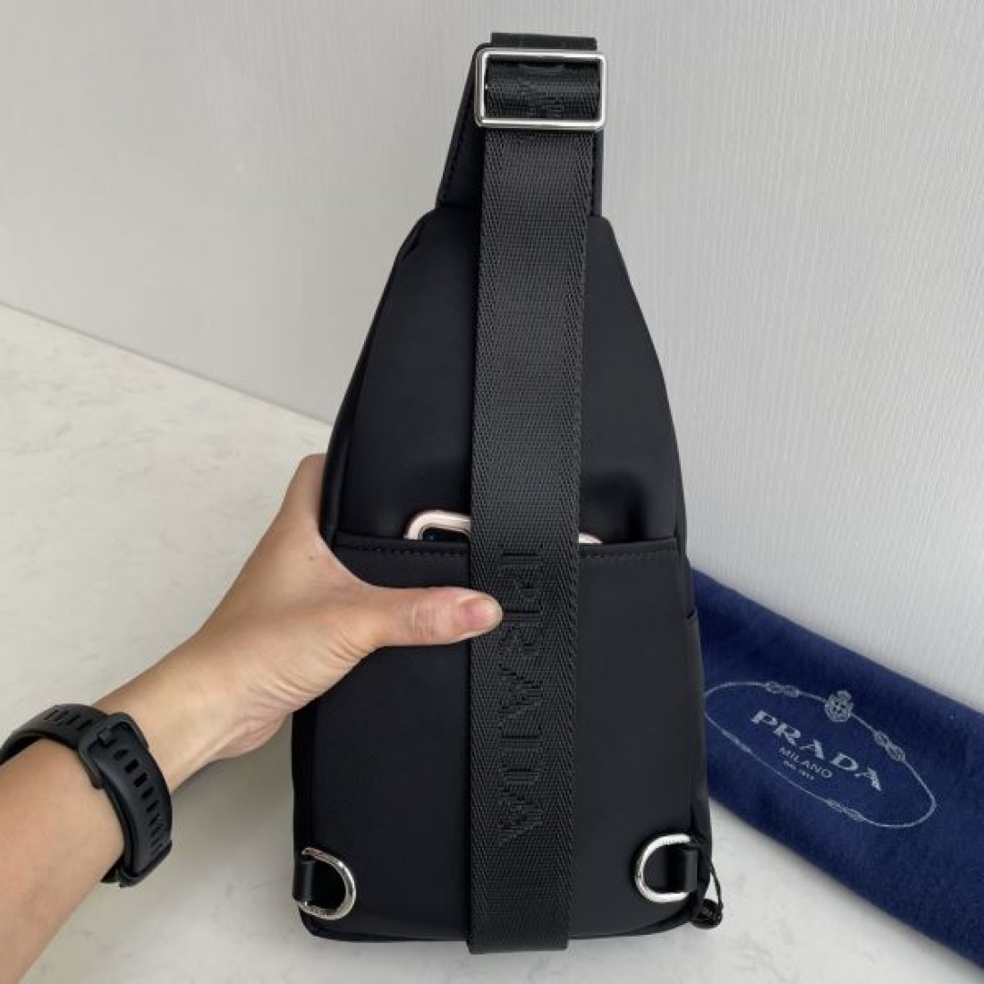 モード 洗練 PRADA プラダ コピー ワンショルダーバッグ ナイロンボディ スリムシルエット フロントジップ収納 多機能ポケット 日常万能