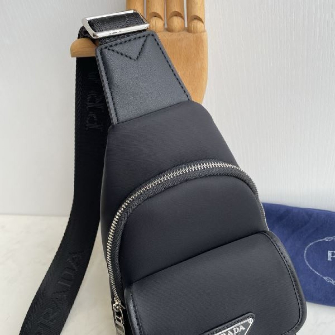 モード 洗練 PRADA プラダ コピー ワンショルダーバッグ ナイロンボディ スリムシルエット フロントジップ収納 多機能ポケット 日常万能