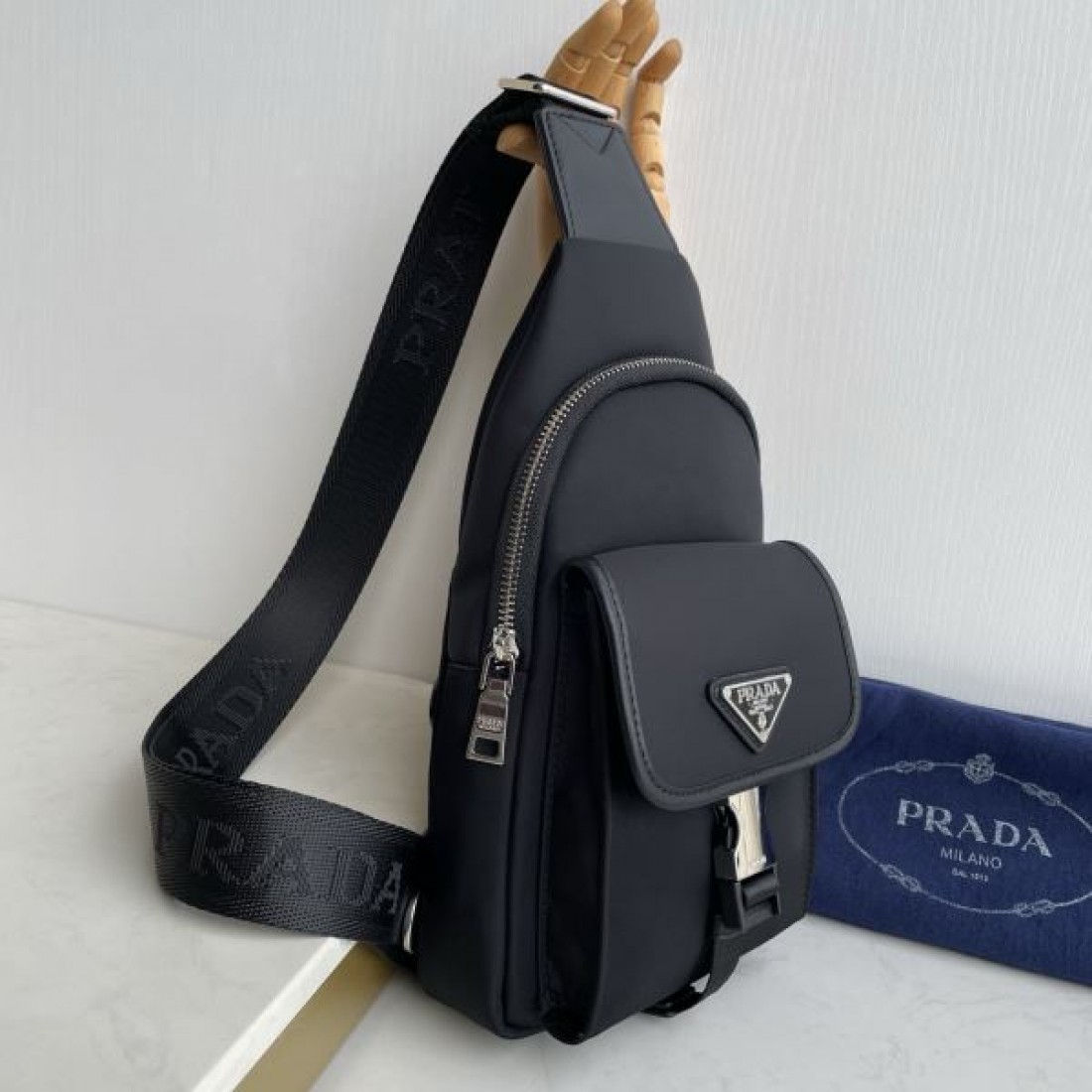 モード 洗練 PRADA プラダ コピー ワンショルダーバッグ ナイロンボディ スリムシルエット フロントジップ収納 多機能ポケット 日常万能