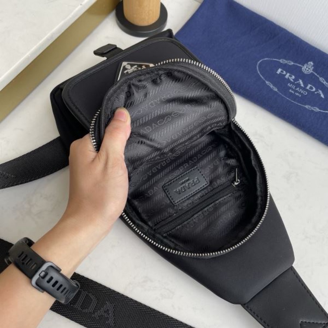 モード 洗練 PRADA プラダ コピー ワンショルダーバッグ ナイロンボディ スリムシルエット フロントジップ収納 多機能ポケット 日常万能