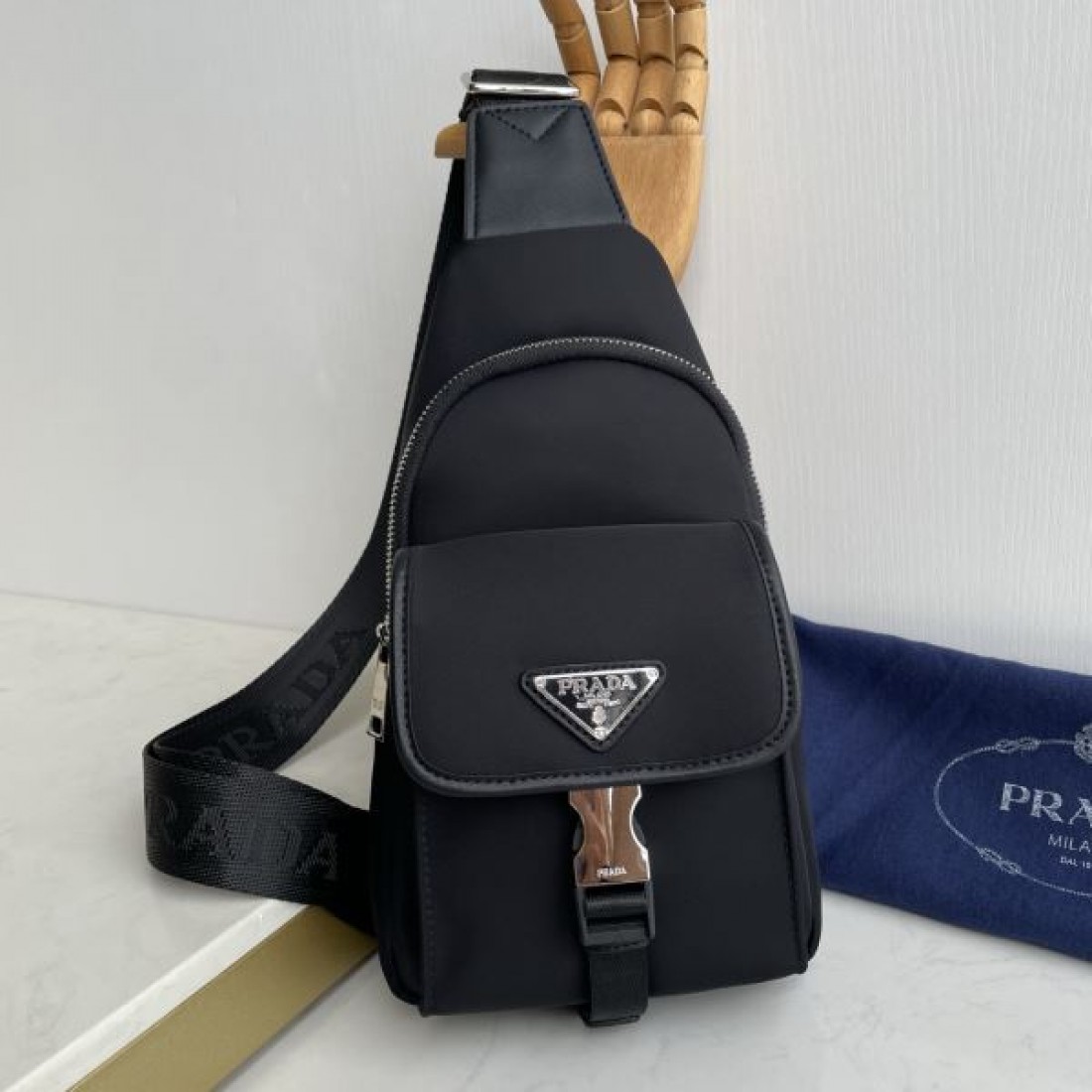 モード 洗練 PRADA プラダ コピー ワンショルダーバッグ ナイロンボディ スリムシルエット フロントジップ収納 多機能ポケット 日常万能