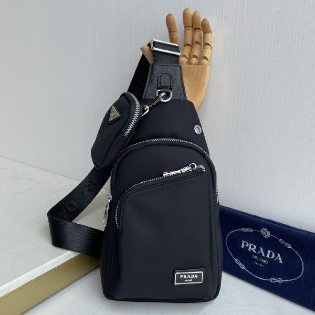 スポーティ 洗練 PRADA プラダ コピー ボディバッグ ナイロン素材 スリングバッグ 縦型シルエット マルチポケット ロゴプレート 軽量設計 快適フィット