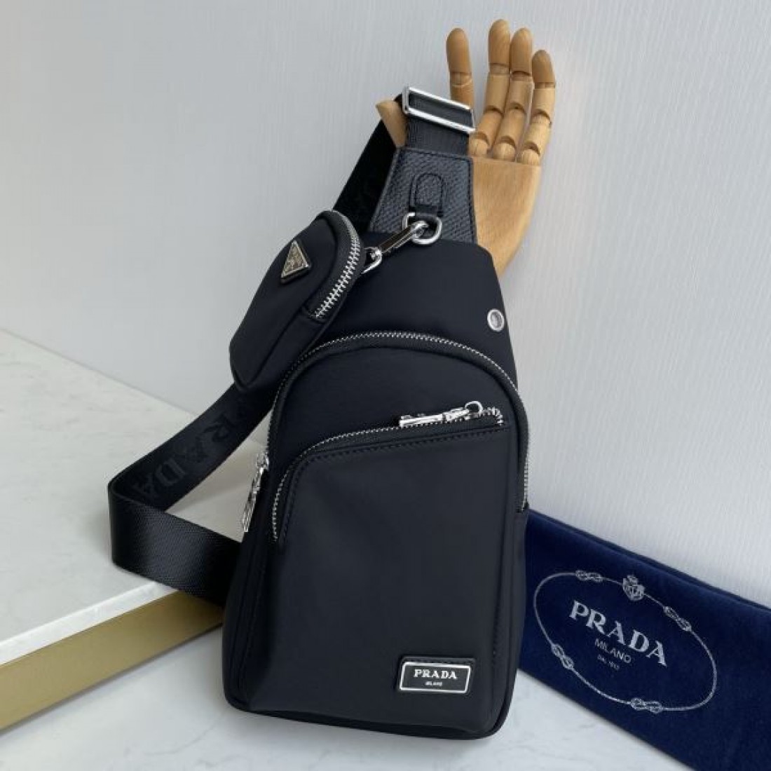 スポーティ 洗練 PRADA プラダ コピー ボディバッグ ナイロン素材 スリングバッグ 縦型シルエット マルチポケット ロゴプレート 軽量設計 快適フィット
